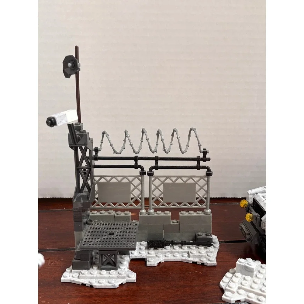 Mega Bloks Call of Duty Arctic Recon Military Truck and Checkpoint Building Set